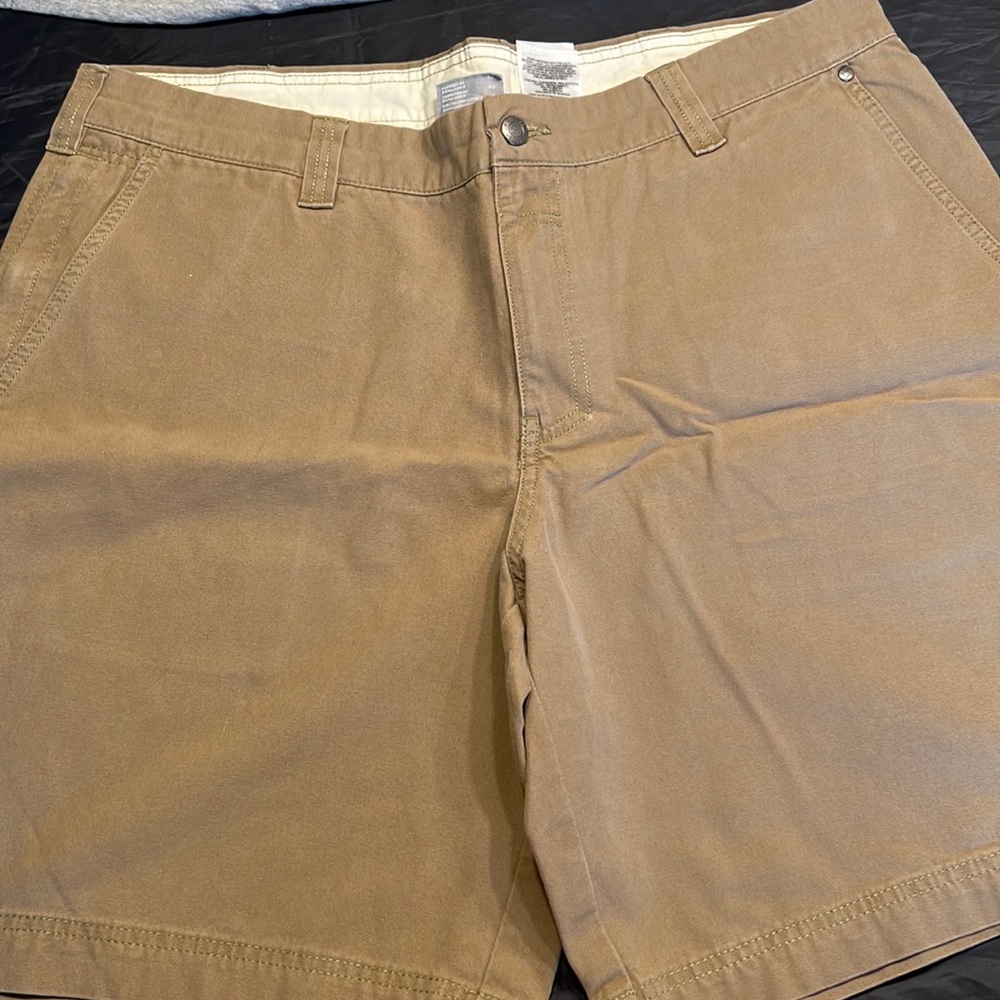Like new men’s Columbia khaki shorts size 38